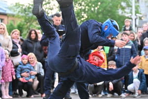 noc muzeum, pokazy policjantów i stoiska profilaktyczne