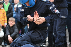 noc muzeum, pokazy policjantów i stoiska profilaktyczne