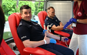 policjanci oddawali krew