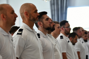 policjanci w sali