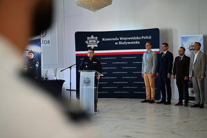 policjanci w sali