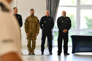 policjanci w sali