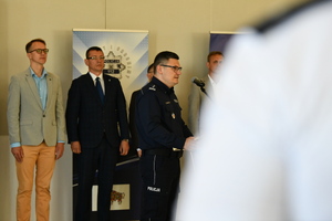 policjanci w sali