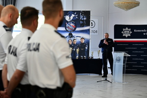 policjanci w sali