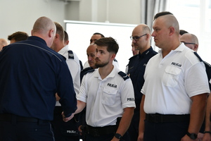 policjanci w sali