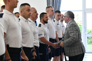 policjanci w sali