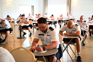 policjanci piszą test