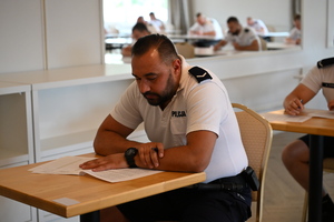 policjanci piszą test