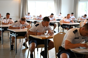 policjanci piszą test