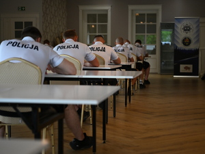 policjanci piszą test