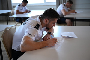 policjanci piszą test