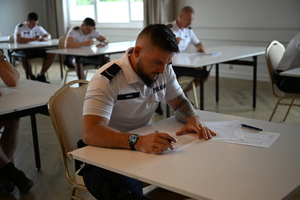 policjanci piszą test