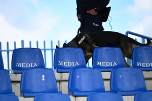 policjanci i psy służbowe