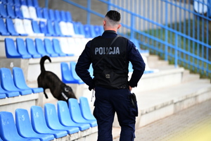 policjanci i psy służbowe