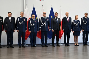 policjanci w sali