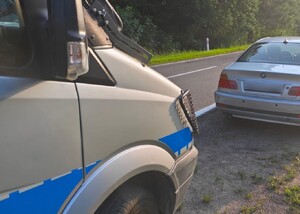 zatrzymany pojazd Bmw oraz radiowóz