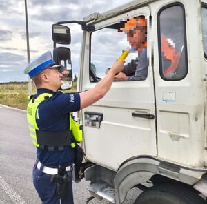 policjacni podczas kontroli