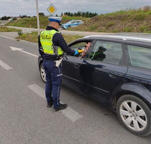 policjacni podczas kontroli