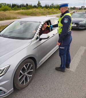 policjacni podczas kontroli