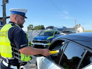 policjacni podczas kontroli