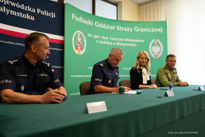 policjanci , strażnicy graniczni i dyrektorzy