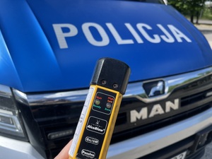 urządzenie do badania trzeźwości na tle radiowozu