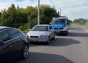 Zatrzymany pojazd marki Volvo z tyłu radiowóz policji