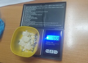 Zabezpieczony mefedron na wadze.