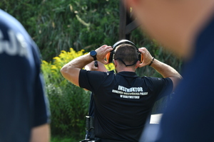 policjanci  na strzelnicy