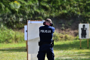 policjanci  na strzelnicy