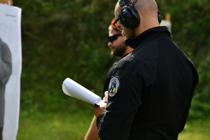 policjanci  na strzelnicy