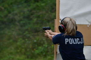 policjanci  na strzelnicy
