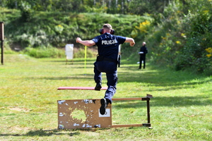 policjanci na strzelnicy