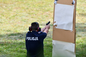 policjanci na strzelnicy
