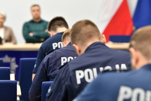 policjanci piszą test