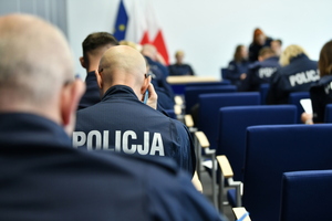 policjanci piszą test