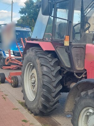 Zatrzymany do kontroli drogowej ciągnik rolniczy