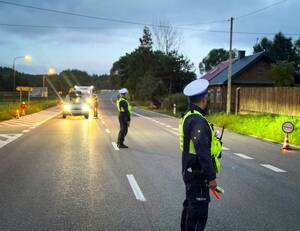 policjanci prowadza kontrole pojazdów
