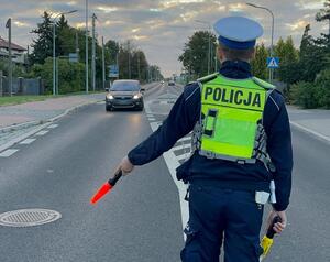 policjanci prowadza kontrole pojazdów