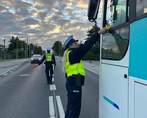 policjanci prowadza kontrole pojazdów