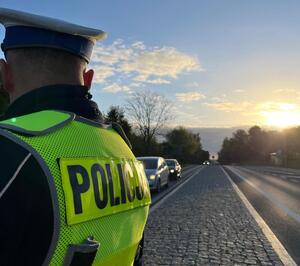 policjanci prowadza kontrole pojazdów