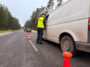 policjanci prowadza kontrole pojazdów