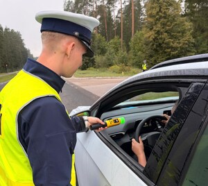 policjanci prowadza kontrole pojazdów