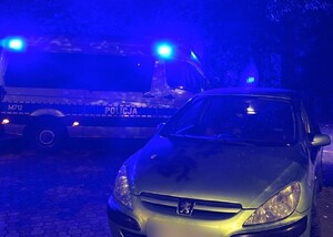 Zatrzymany do kontroli drogowej samochód na tle radiowozu