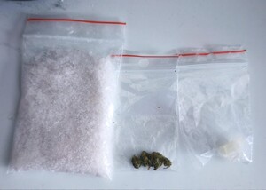 Zabezpieczony mefedron i marihuana w woreczkach foliowych z zapięciem strunowym