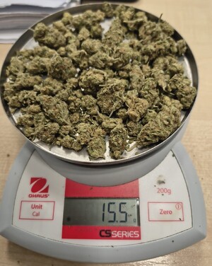 zabezpieczona marihuana na wadze, zabezpieczona waga, cztery foliowe zawiniątka z marihuaną i skręt