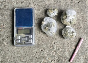 zabezpieczona marihuana na wadze, zabezpieczona waga, cztery foliowe zawiniątka z marihuaną i skręt