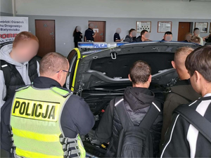 policjacni na spotkaniu z mlodzieza