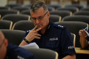 policjanci podczas konkursu piszą test