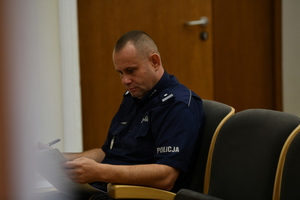policjanci podczas konkursu piszą test